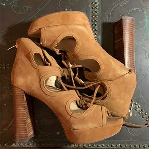 Vince Camuto Suede Platform Heel Sandals，EUC